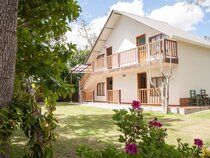 Hosteria Airport Garden