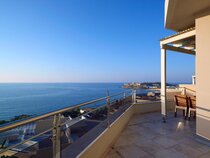 Macaris Suites & Spa