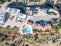 Hillside Studios & Apartments