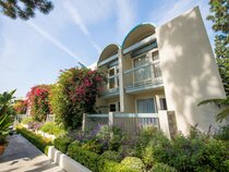 Howard Johnson by Wyndham Anaheim Hotel & Water Playground