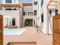 13 Keys Luxury Suites