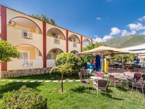 Oscar Villa & Studios