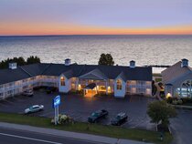 Baymont Inn & Suites St. Ignace Lakefront