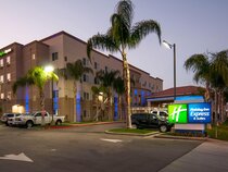 Holiday Inn Express Bakersfield Central