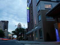 Holiday Inn Express & Suites Louisville Downtown