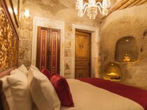 Solo Cave Suites