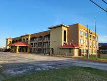 Hallmark Inn & Suites