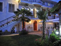 Rose Garden Hotel