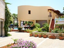 Latania Studios & Apartments