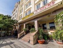 Phong Lan 2 Hotel by ZUZU