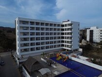 Los Picos Hotel & Suites