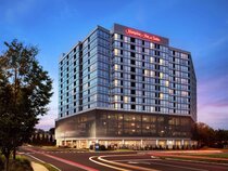 Hampton Inn & Suites Teaneck Glenpointe