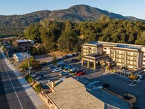 Yosemite Southgate Hotel and Suites