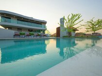 We Hotel Riverfront