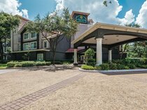 La Quinta Inn & Suites by Wyndham Houston Bush IAH South