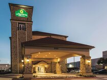 La Quinta Inn & Suites by Wyndham Dallas Grand Prairie South