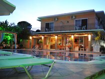 Makis Louvlis Apartments & Studios