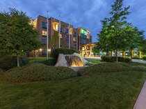 Holiday Inn Express and Suites Riverport