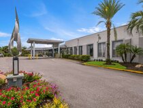 Clarion Inn & Suites Across From Universal Orlando Resort Hotel