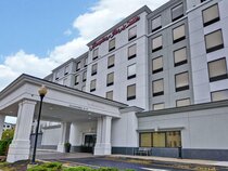 Hampton Inn & Suites Newark Harrison Riverwalk