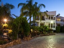 Coliseum Studios & Apartments