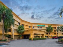 La Quinta Inn & Suites by Wyndham Miami Airport East