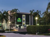 La Quinta Inn & Suites by Wyndham Plantation at SW 6th St