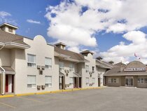 Colonial Square Inn And Suites