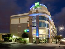 Holiday Inn Express & Suites San Antonio Rivercenter Area