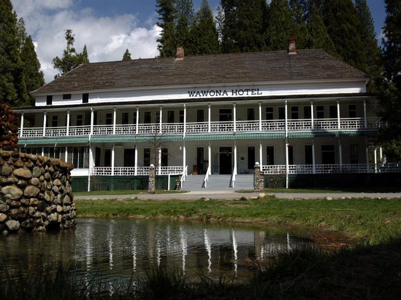 Das Hotel befindet sich rund 6,4 km vom Südeingang des Parks und es ist eingebettet zwischen den Mariposa Grove Riesenmammutbäumen und dem Yosemite Valley. Wawona Hotel