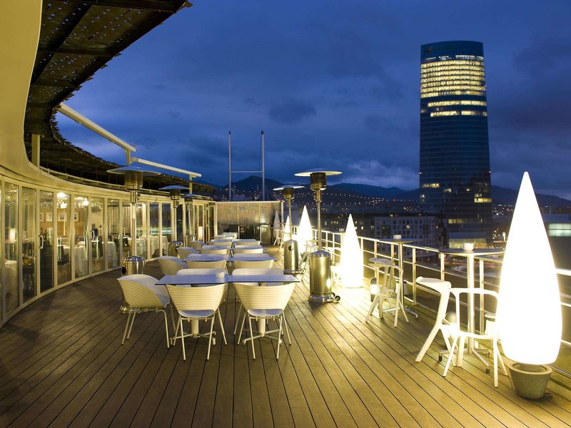Das exzellente Luxushotel befindet sich im Stadtzentrum von Bilbao, gegenüber dem Guggenheim Museum. Andere Sehenswürdigkeiten, wie das Museum der Schönen Künste, der Palacio Euskalduna, das Teatro Arriaga oder die Altstadt Casco Viejo sind in wenigen Gehminuten erreichbar. Der Bahnhof der Stadt ist etwa 700 m entfernt, während man zu einer U-Bahnstation bereits nach ca. 300 m gelangt. Der nächste Strandabschnitt ist ungefähr 15 km entfernt. Zum Flughafen gelangt man nach ca. 12 km. Gran Hotel Domine Bilbao