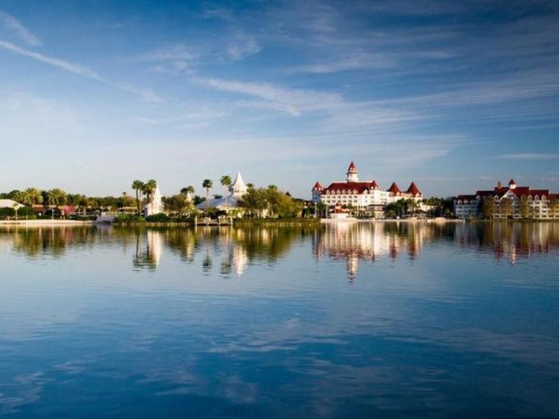 Das Hotel liegt in der Nähe des Themenparks Magic Kingdom und kann über das Disney-Bahnsystem erreicht werden. Die Gäste können den Shuttlebus nutzen, um zu den berühmten Themenparks Walt Disney World und in die Gegend Downtown Disney zu gelangen. Disney's Grand Floridian Resort & Spa