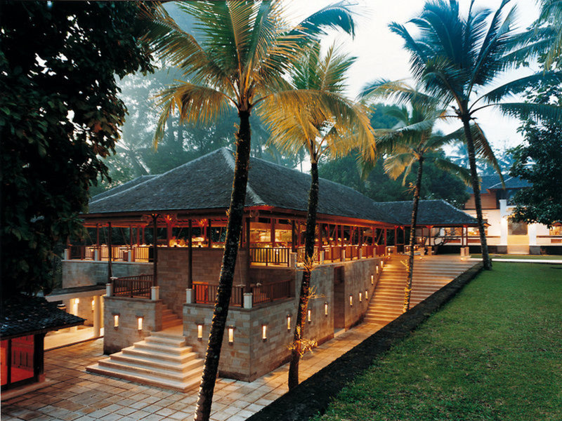 Das Hotel befindet sich in einem Naturschutzgebiet in Ubud, angrenzend zum Fluss Ayung und umgeben von terrassenförmig angelegten Reisfeldern und Dschungel bedeckten Bergen. Nach Ubud benötigt man ca. 15 min mit dem Auto und rund 1 h zum Flughafen. COMO Shambhala Estate