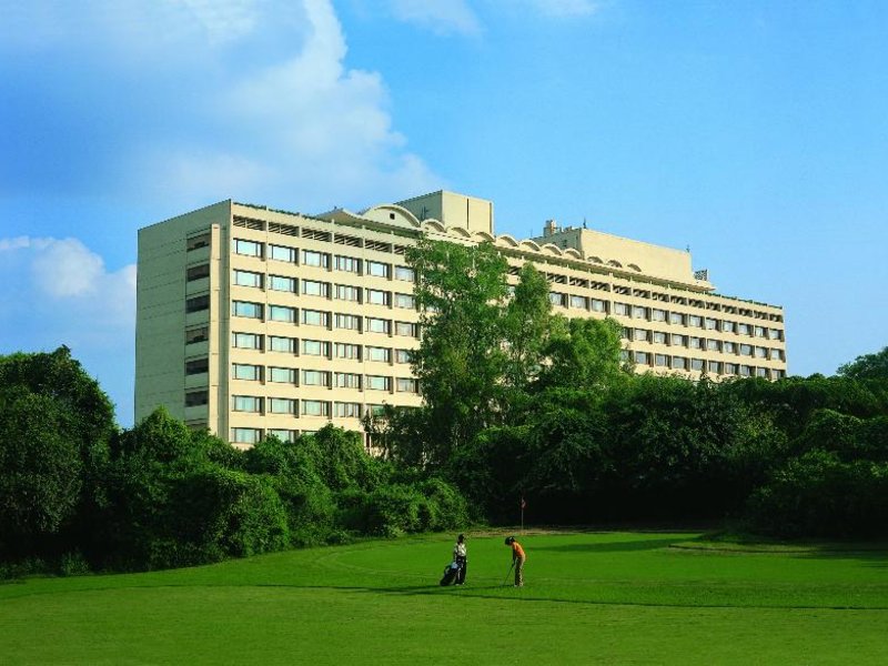 Das luxuriöse Hotel ist zentral gelegen, in der Nähe des Geschäfts-Zentrums von Neu Delhi mit einem Ausblick auf den Delhi Golf Club. Zum Flughafen Indira-Gandhi Airport sind es 16 km. The Oberoi