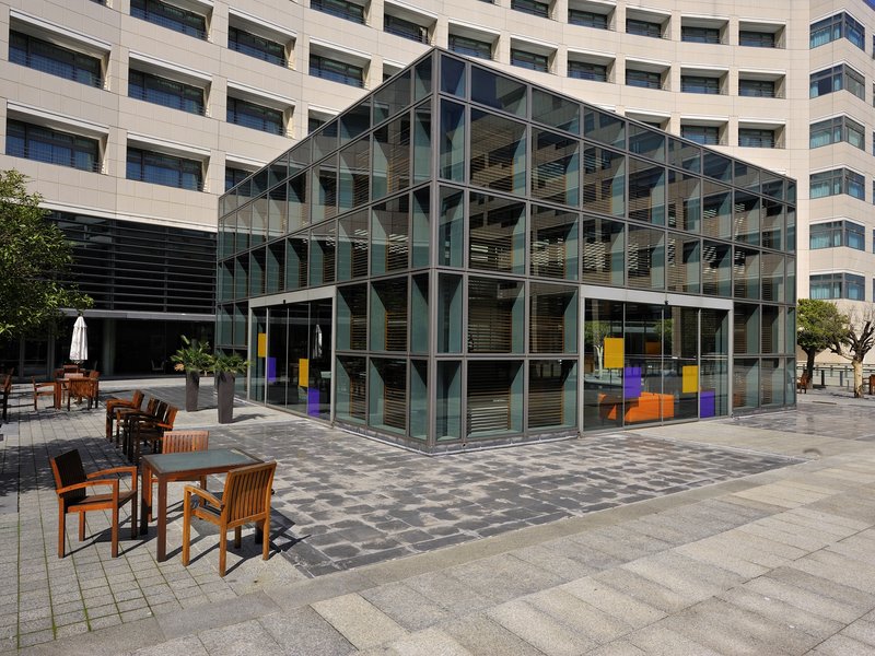 Das Luxushotel befindet sich im Herzen Barcelonas, nur 10 Minuten entfernt vom kulturellen und historischen Stadtzentrum, von Las Ramblas und der Plaza Cataluña. Meer und Strand befinden sich direkt am Hotel und eine Anbindung an öffentliche Verkehrsmittel liegt ungefähr 300 m entfernt. Vielfältige Einkaufsmöglichkeiten finden Sie in ca. 500 m und im Umkreis von ungefähr 1 km befinden sich Restaurants, Bars/Pubs und Diskotheken. Eurostars Grand Marina