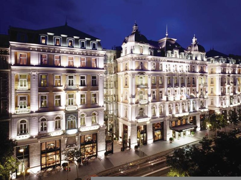 Das luxuriöse Budapester Hotel liegt in der Nähe von Opern und Theatern und ist zudem nur wenige Schritte von der Musikakademie entfernt. Bis zur Basilika St. Stephan sind es etwa 1,2 km, während der Burgpalast von Budapest sowie die Boulevardstraße Andrássy út in unmittelbarer Hotelnähe liegen. Der U-Bahnhof Oktogon liegt in einer Entfernung von ca. 2 km, so dass Sie eine gute Anbindung an die Stadt haben. Die Strecke zum Flughafen beträgt rund 18 km. Corinthia Hotel Budapest