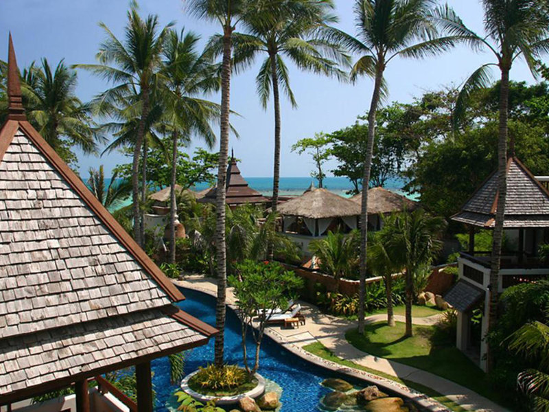 Das Resort befindet sich an der Ostküste der Insel Samui, in idyllischer Lage an den weißen Stränden Chawengs. Hin Ta und Hin Yai sind ca. 20 m vom Resort entfernt, und das Einkaufscenter Chawengs erreicht man nach etwa 100 m. Bis zum Zentrum Chawengs ist es rund 1 km, bis Nathon sind es etwa 25 km und nach ungefähr 3 km gelangt man zum Flughafen Koh Samui. Muang Samui Spa Resort