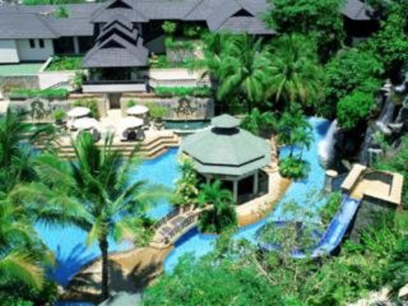 Das Strandhotel liegt am nördlichen Ende von Patong Beach und hat auch einen Zugang zu Kalim Beach. Es liegt an einem natürlichen Parkhügel an der Küstenstraße und bietet Aussicht auf die Andamanensee. Die Gäste finden im Umkreis von weniger als 200 m zahlreiche Einkaufsmöglichkeiten und Restaurants sowie eine Bushaltestelle. Das Zentrum von Phuket liegt ca. 1 km entfernt und zum internationalen Flughafen von Phuket sind es rund 40 km (45 min mit Auto oder Taxi). Diamond Cliff Resort and Spa