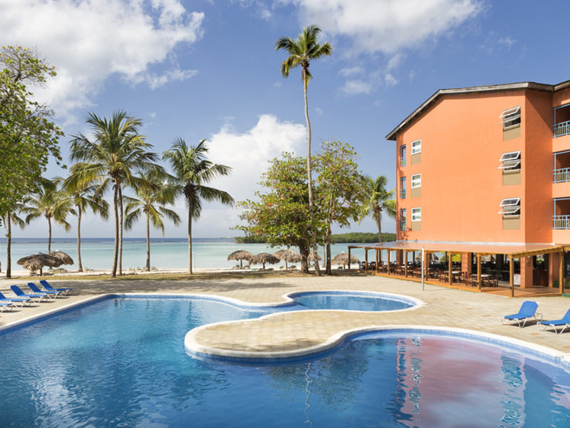 Das attraktive, von Palmen umgebene Hotel befindet sich im Erholungsgebiet von Boca Chica, direkt am Strand, der durch ein Korallenriff geschützt wird. Zu der Stadtmitte mit zahlreichen Kneipen, Restaurants, Einkaufs- und Unterhaltungsmöglichkeiten sind es nur ein paar Gehminuten. Das Hotel liegt ca. 15 km vom Flughafen Santo Domingo und etwa 30 min von der Stadt Santo Domingo entfernt. Die Transferzeit vom Flughafen Punta Cana beträgt ca. 3,5 h. Whala Boca Chica