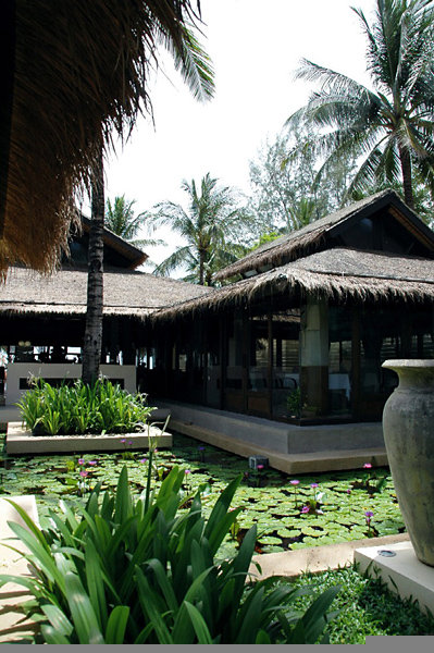 Das nahe dem Stadtzentrum gelegene Strandhotel befindet sich in Phuket. Zum Flughafen benötigen die Gäste etwa 50 Autominuten. Impiana Resort Patong Phuket