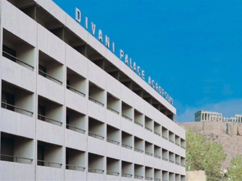 Das Cityhotel liegt im Schatten der Akropolis (500 m), in einem der exklusivsten Einkaufs- und Geschäftsviertel von Athen. Zur Ruinenstätte von Parthenon sind es nur wenige Gehminuten. Einen Anschluss an das öffentliche Verkehrsnetz können Sie bequem zu Fuß erreichen. Der Flughafen von Athen ist ca. 36 km entfernt. Divani Palace Acropolis