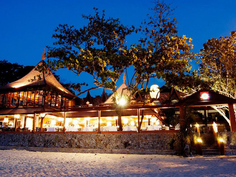 Das luxuriöse Boutique-Hotel befindet sich direkt am wundervollen Strand von Kata. Mit dem Auto ist es rund 45 km vom Flughafen Phuket entfernt. Boathouse by montara