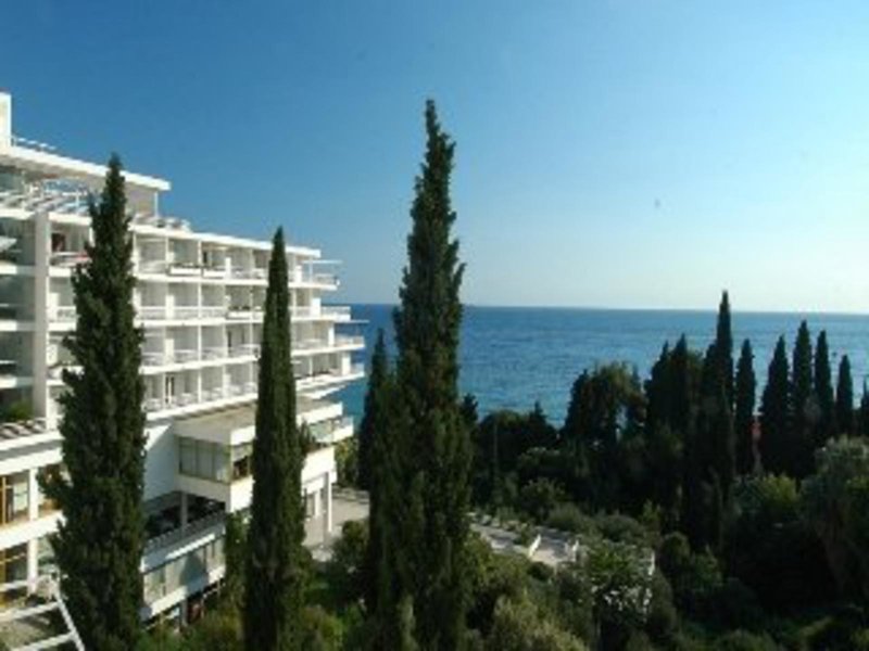 Das Hotel steht rund 50 km nördlich von Dubrovnik im schönen Dorf Mlini an der adriatischen Küste. Da es dort jede Menge Leben im Meer zu sehen gibt, ist es ein idealer Ort für Urlauber, die Schnorcheln möchten. Die nächsten Restaurants sind etwa 50 m vom Hotel entfernt, und von dort aus sind es etwa 100 m bis zum Ortszentrum mit seinen Bars, dem touristischen Zentrum und den Parks. Zur Bushaltestelle geht es vom Hotel aus rund 150 m bergauf, und es verkehren regelmäßig Busse nach Dubrovnik. Die nächsten Geschäfte liegen in einer Entfernung von ca. 300 m, und bis nach Dubrovnik sind es ca. 10 km. Hotel Resort Astarea