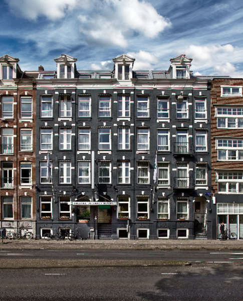 Das Hotel liegt im Stadtzentrum. Die Gäste können von hier auch die vielen verschiedenen Bars, Restaurants und Cafes von Leidseplein bequem erreichen. Nur ein paar Minuten weiter entfernt befinden sich der Vondelpark und verschiedene Einkaufsstraßen. Der internationale Flughafen Schiphol ist etwa 14 km entfernt. The ED Amsterdam